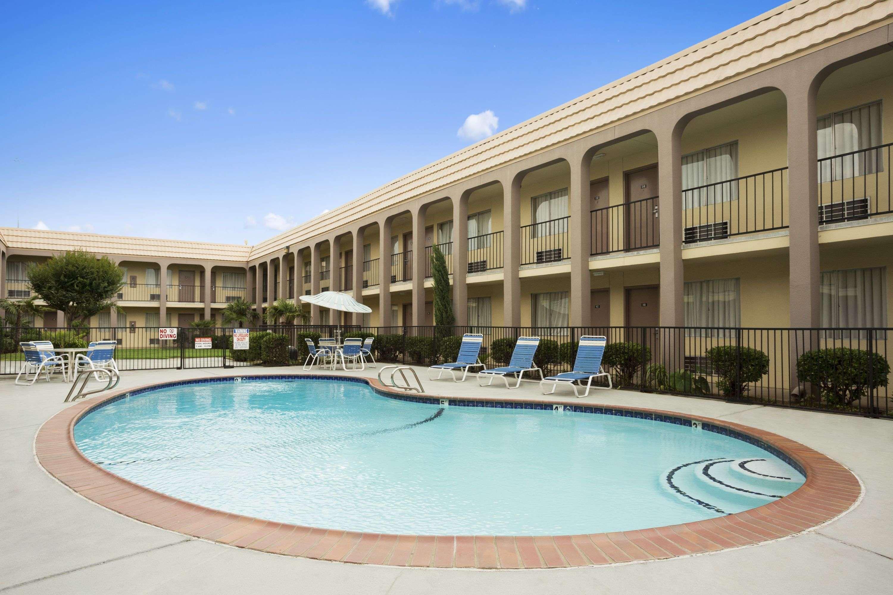 Days Inn By Wyndham Dallas Ірвінг Екстер'єр фото